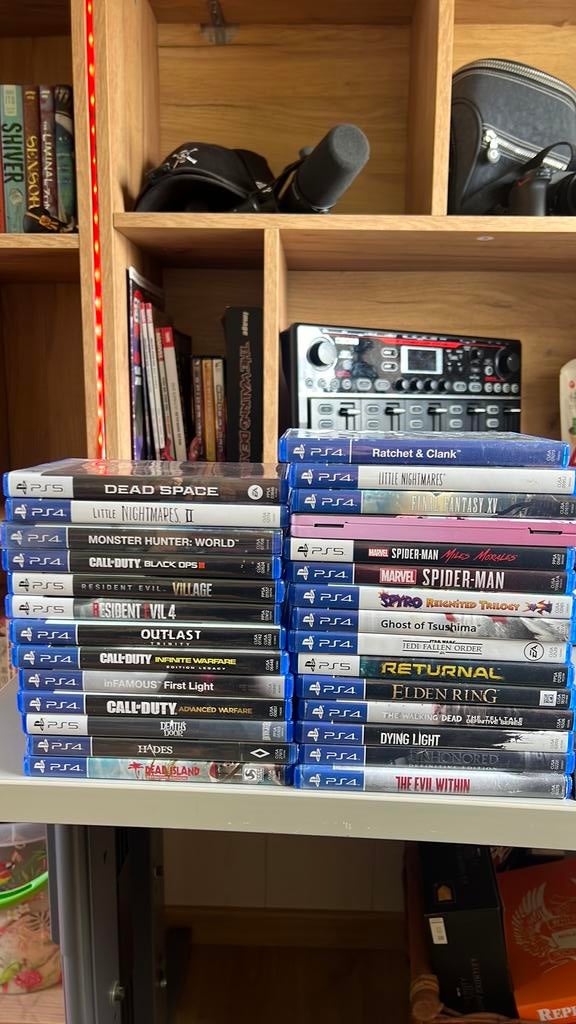 PS5 en PS4 games + RE Game Houder, Games en Spelcomputers, Games | Sony PlayStation 4, Zo goed als nieuw, Ophalen