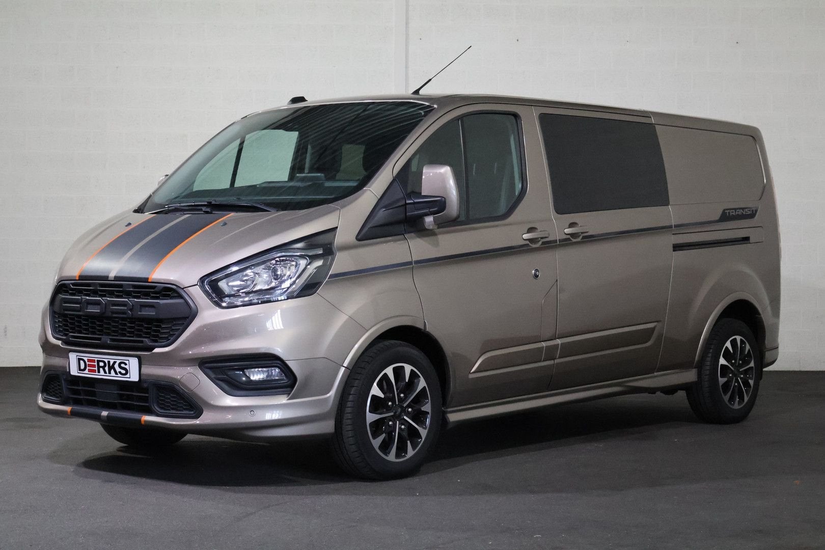 Ford Transit Custom 2.0 TDci 170pk L2 H1 Sport DC, Bruin, Ford, Te koop, 0 g/km