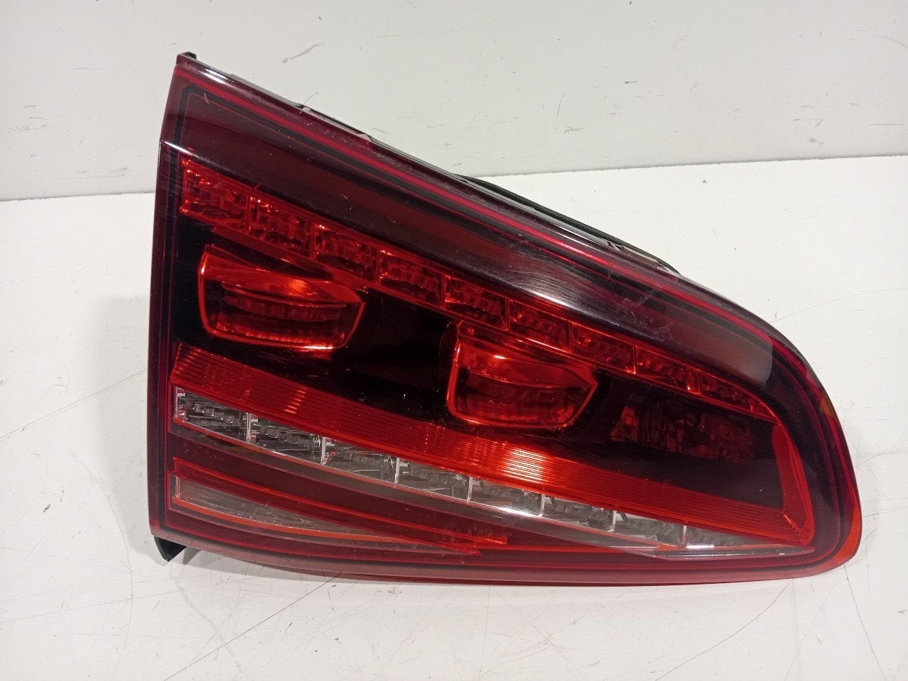 Achterlicht kofferdeksel achterklep links Volkswagen Golf, Onderdelen@venauto.nl, Van der Ven Autorecycling B.V., Gebruikt, Ettenseweg 76, 4706 PB Roosendaal, The Netherlands