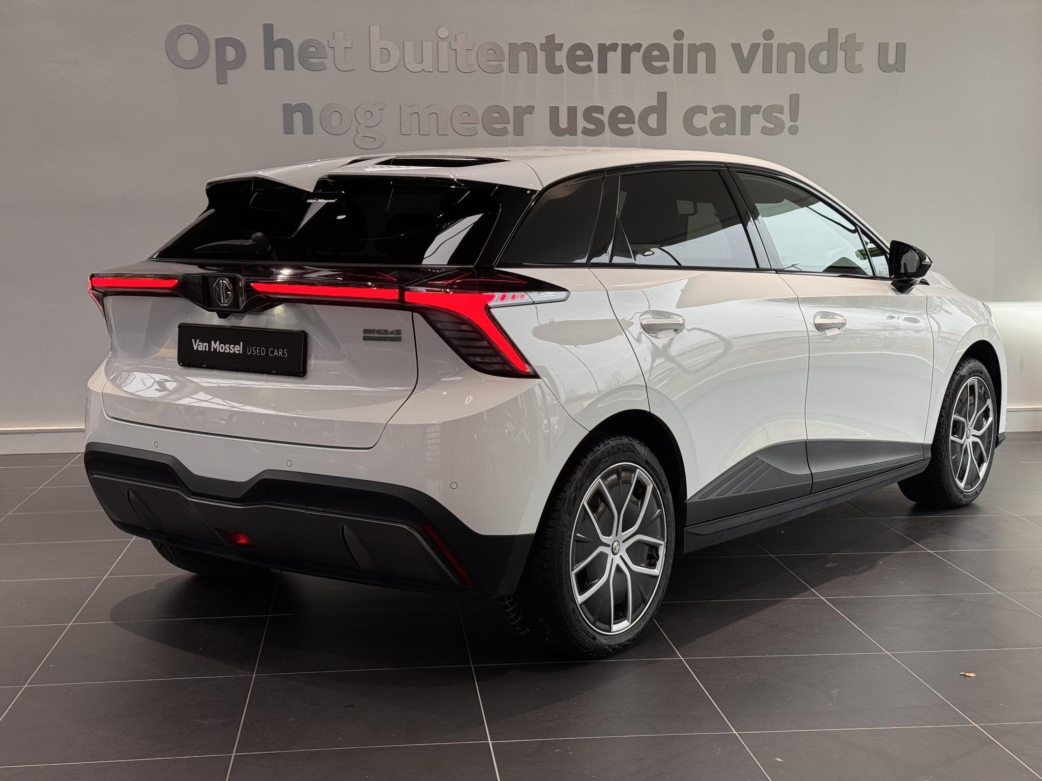 MG MG4 64 kWh Luxury, Auto's, Automaat, Gebruikt, 1675 kg, Wit