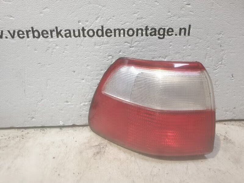 ACHTERLICHT LINKS Opel Omega B (25 / 26 / 27), Bahnhofsplatz 65423 Rüsselsheim am Main, DE, Gebruikt, Opel, Opel Automobile GmbH