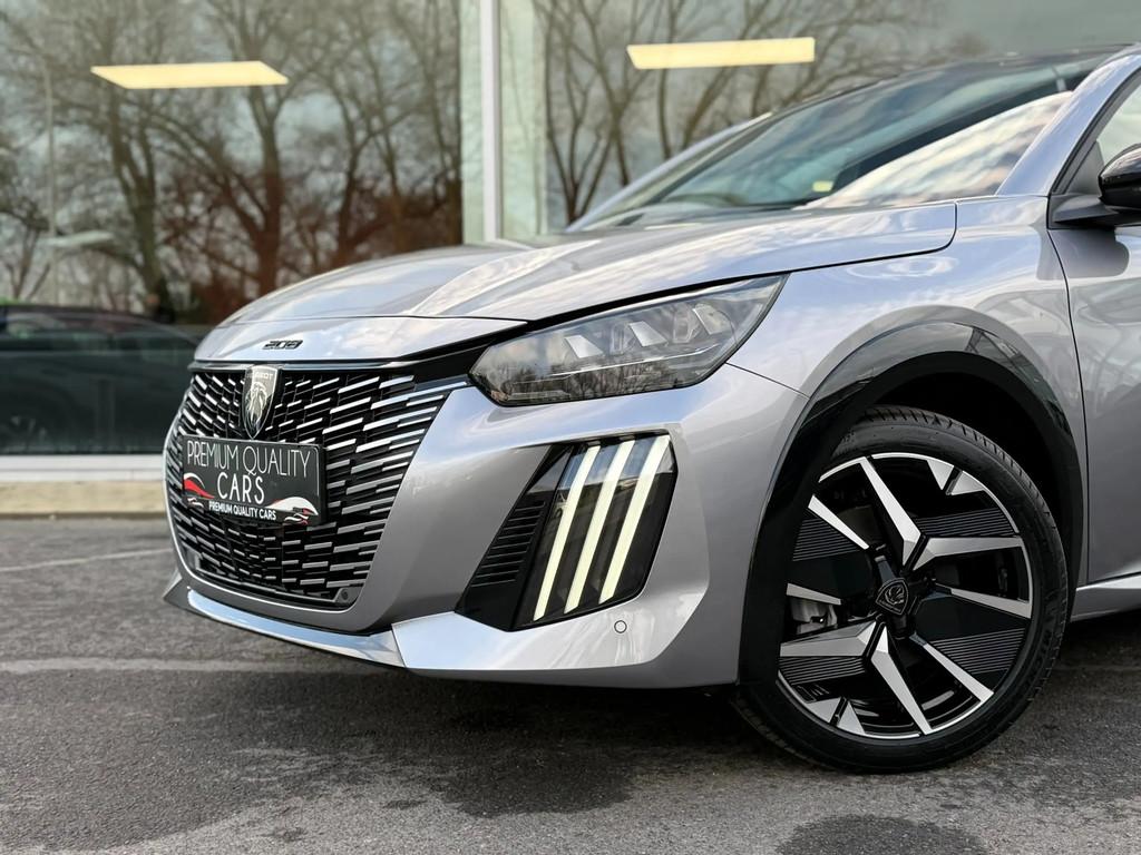 Peugeot 208 GT LINE / NIEUW/ PANO /CARPLAY / CAMERA /KEYLESS, Gebruikt, Zwart, 1199 cc, 136 pk