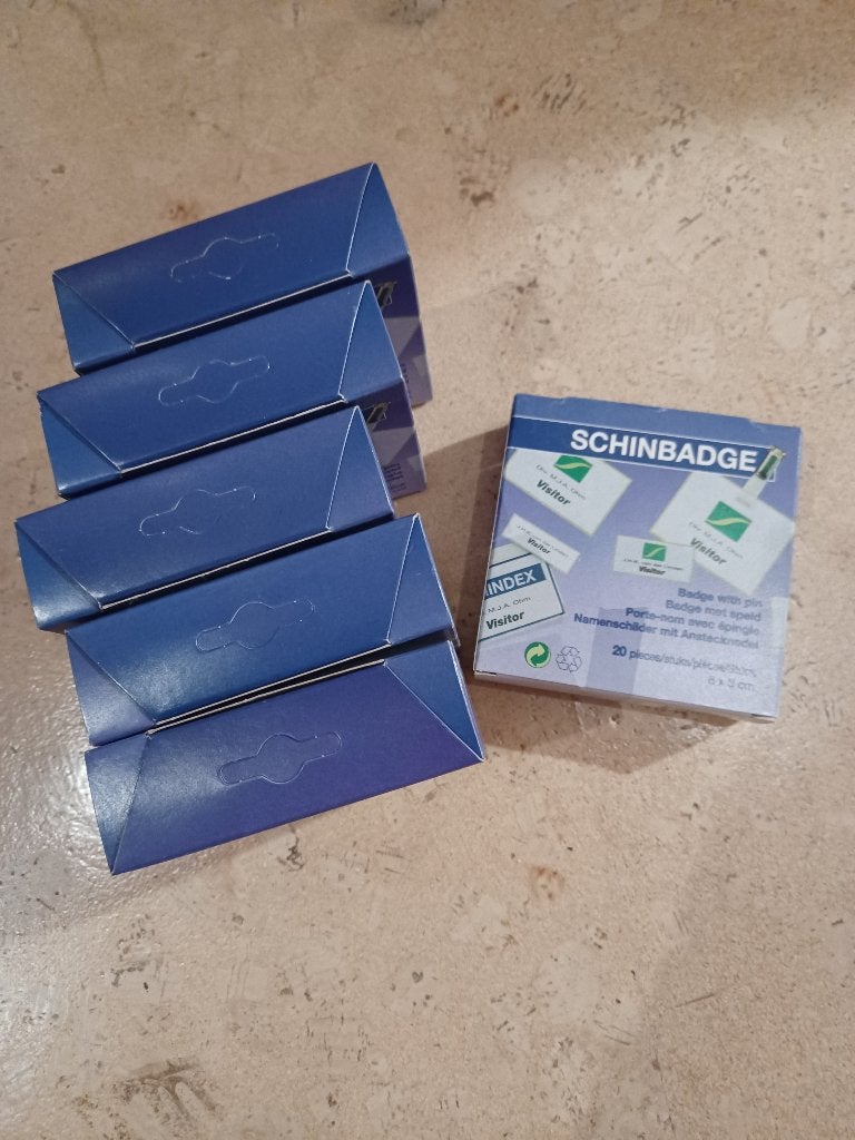 6 doosjes met nieuwe badges met speld + doos = 200 stuks, Zakelijke goederen, Kantoor en Winkelinrichting | Kantoorartikelen, Ophalen