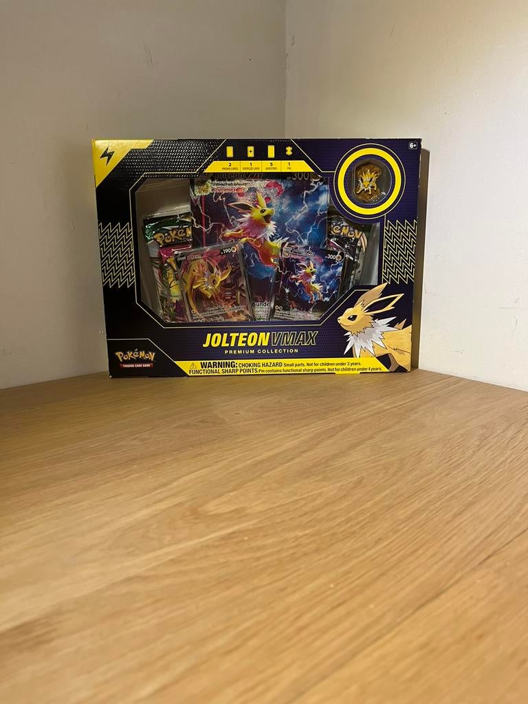Jolteon vmax premium collection box., Ophalen, Zo goed als nieuw