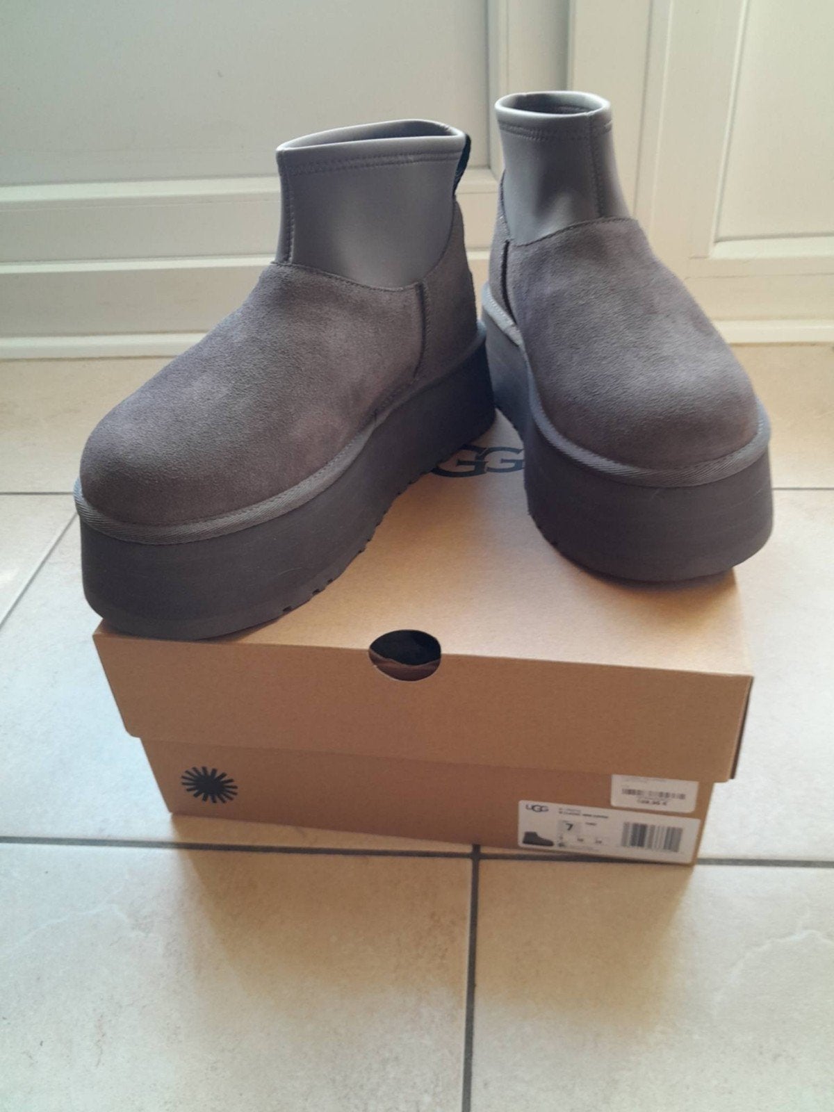 UGG 38, Kleding | Dames, Ophalen, Lage of Enkellaarzen, Nieuw, Grijs
