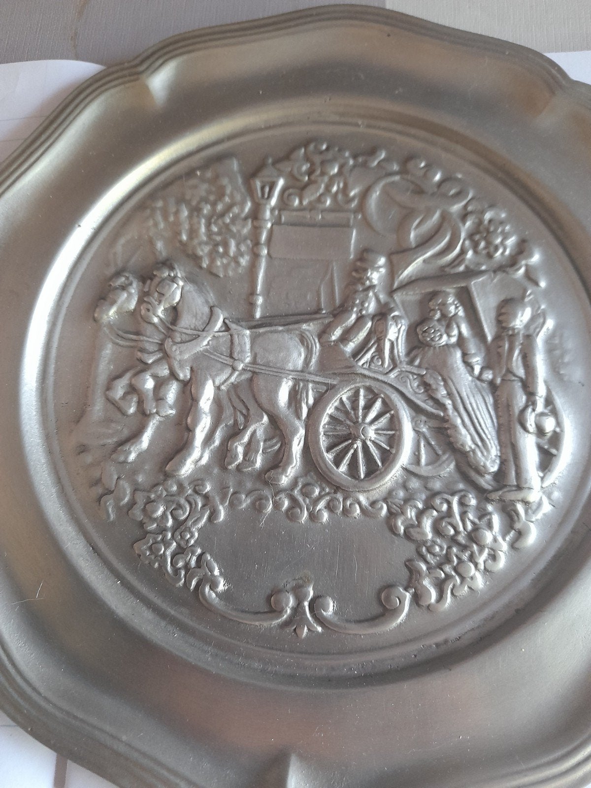 Tinnen bord van Carosse getrokken door 2 paarden
