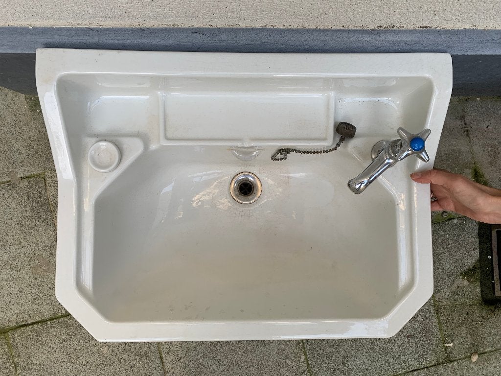Ancien lavabo, Enlèvement