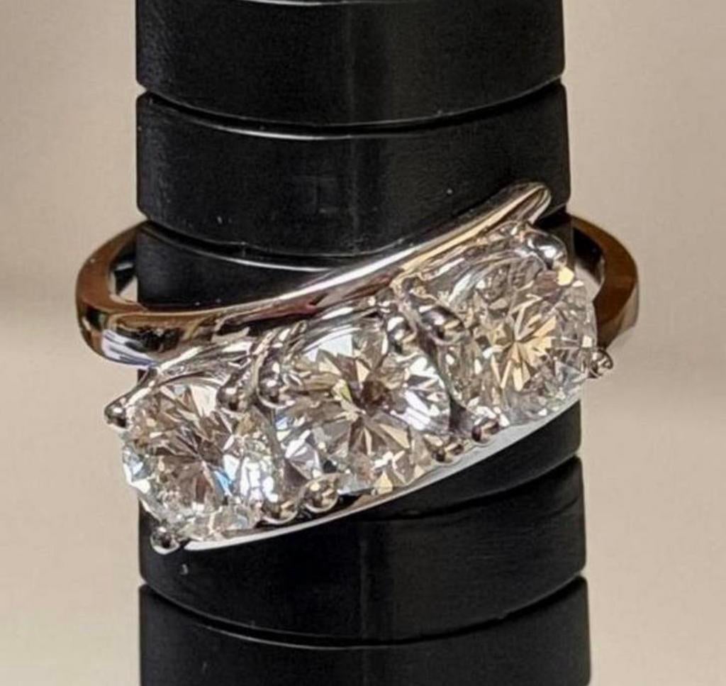 Gouden ring met 3 diamanten totaal 2.12ct met certificaat!, Nieuw, Ophalen of Verzenden, 17 tot 18, Met edelsteen