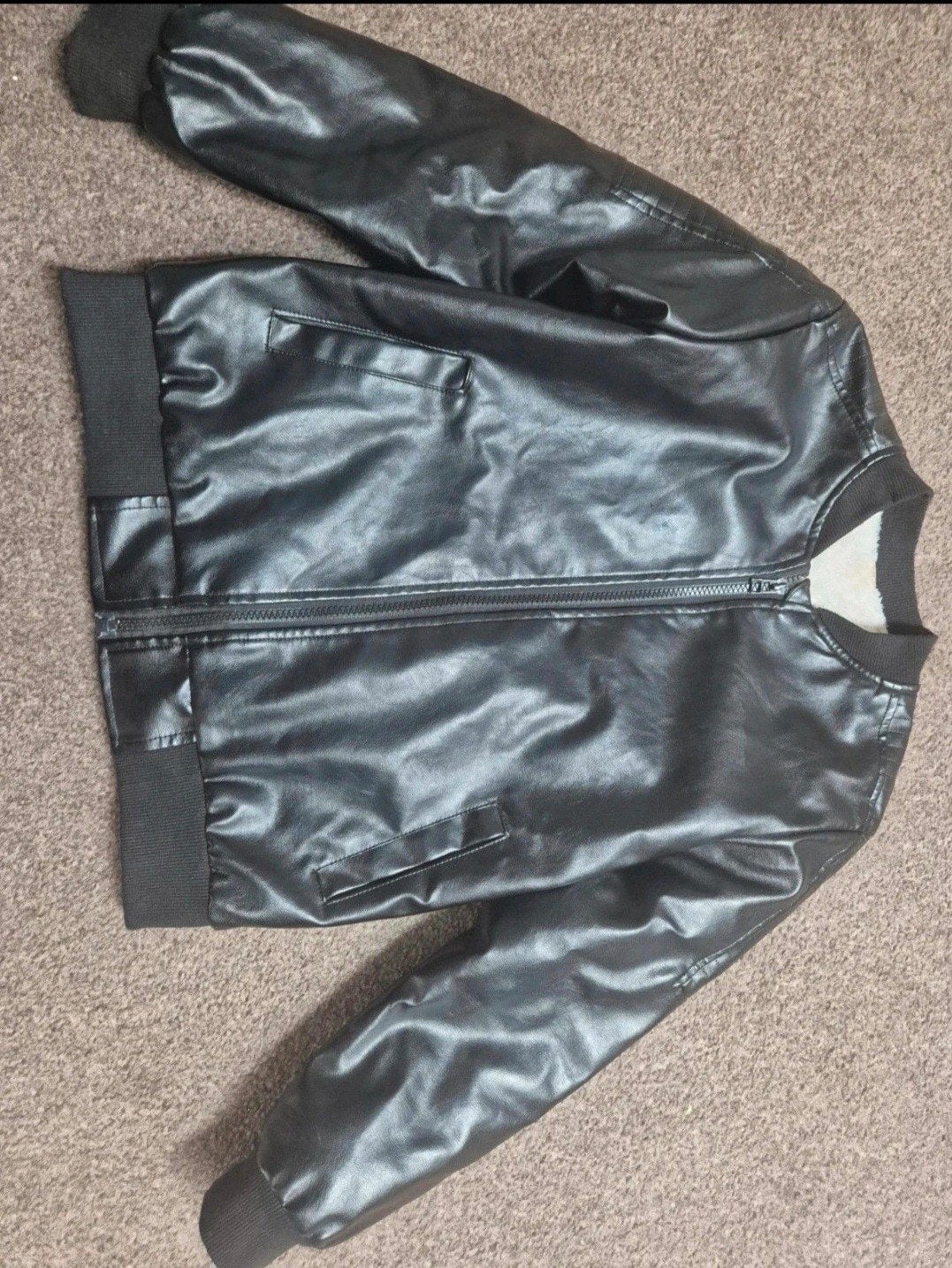 Blouson Bomber Noir en Similicuir avec Doublure Moumoute Cha, Enlèvement ou Envoi, Utilisé, Taille 146