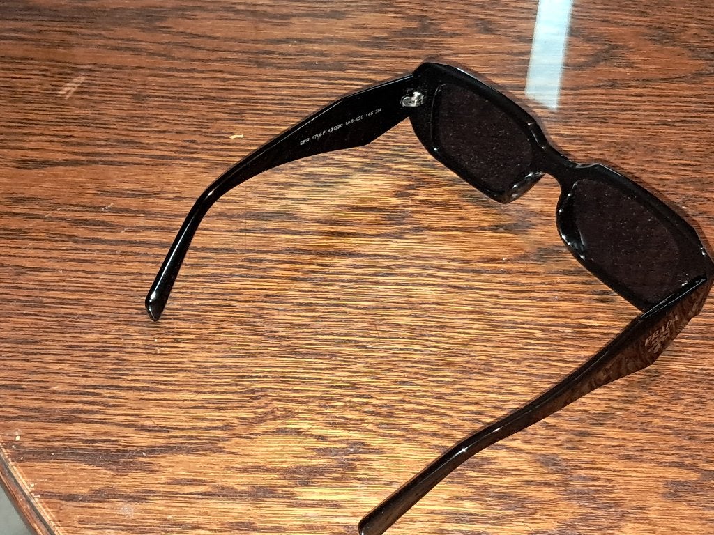Prada SPR 17W - F, Handtassen en Accessoires, Zonnebril, Zwart, Zo goed als nieuw, Ophalen