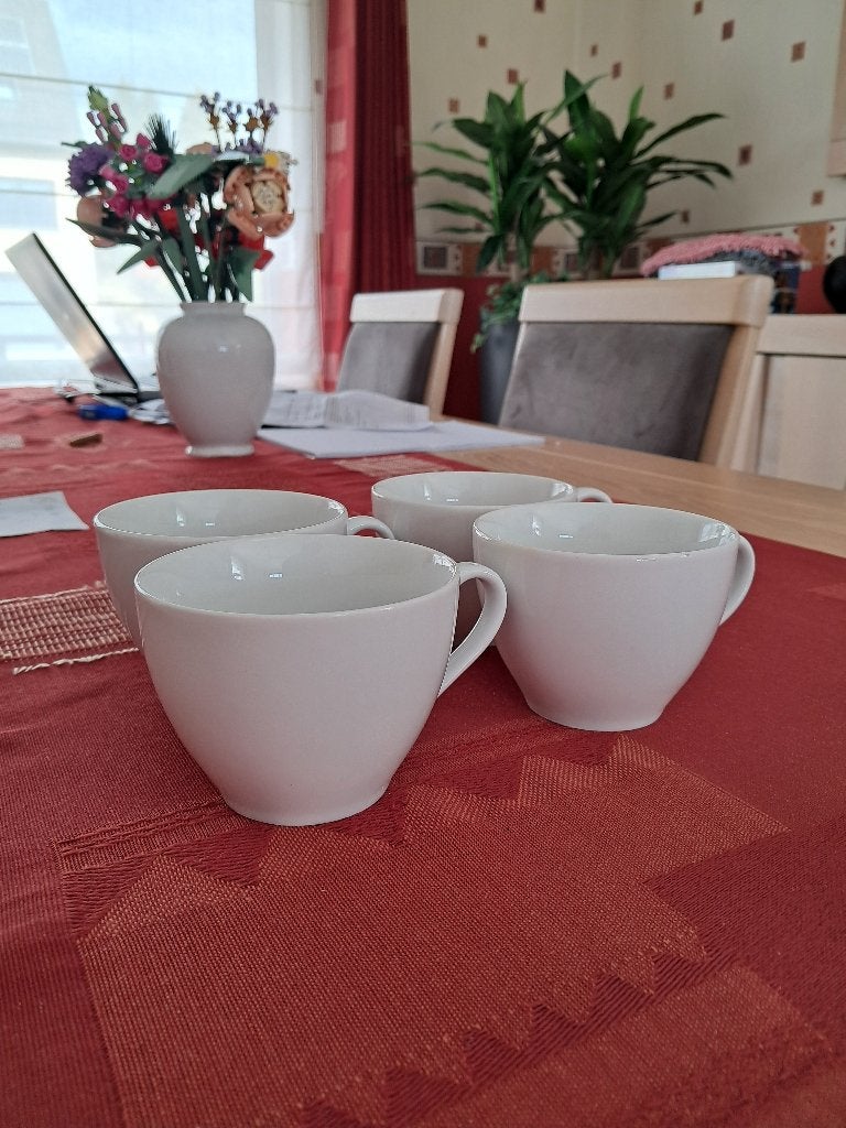 4 tassen wit, zonder schotel, Ophalen of Verzenden, Zo goed als nieuw, Porselein, Kop(pen) en/of Schotel(s)