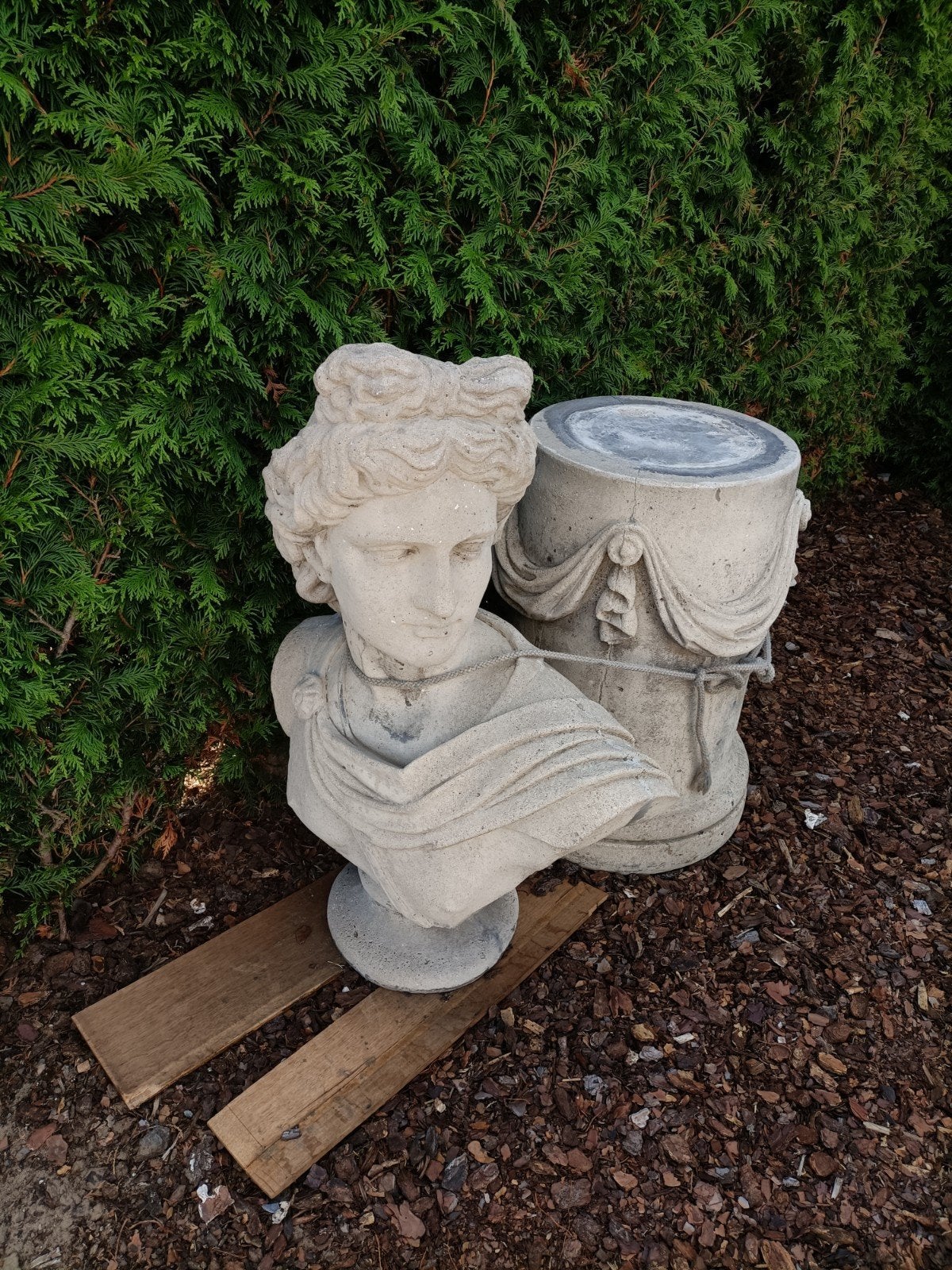 groot zwaar betonnen beeld met sokkel,, Tuin en Terras, Ophalen, Gebruikt, Beton, Mensenbeeld