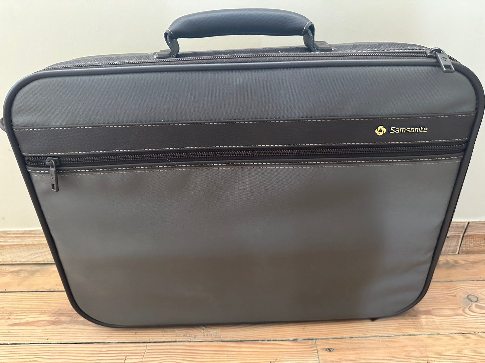 Kleine tas , kan gebruikt worden voor tablet of dergelijke, Ophalen, Zo goed als nieuw