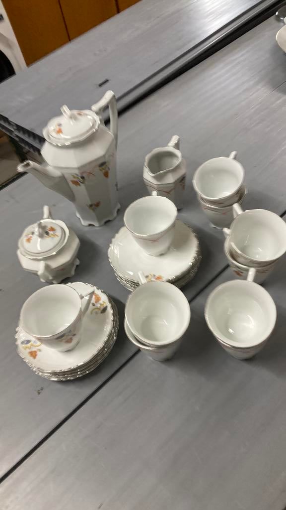 Heel oud koffieservies, Enlèvement