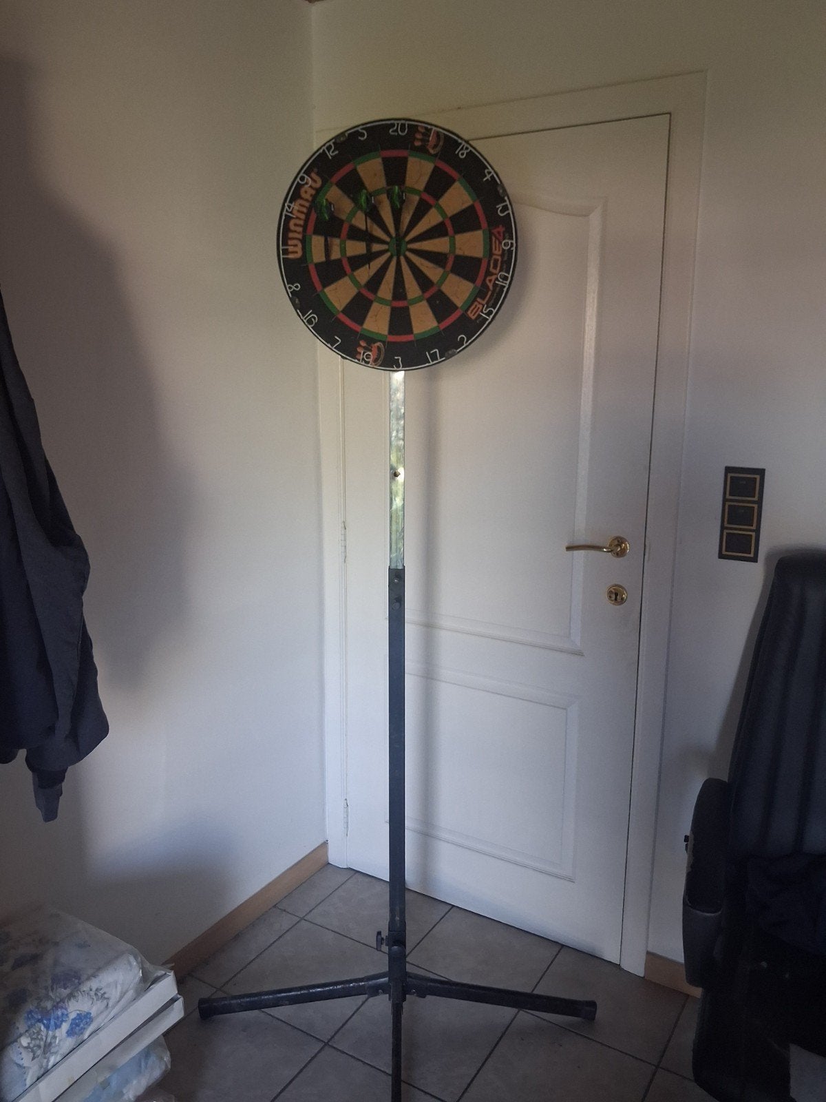darts blok op voet, Sport en Fitness, Darts, Ophalen, Pijlen