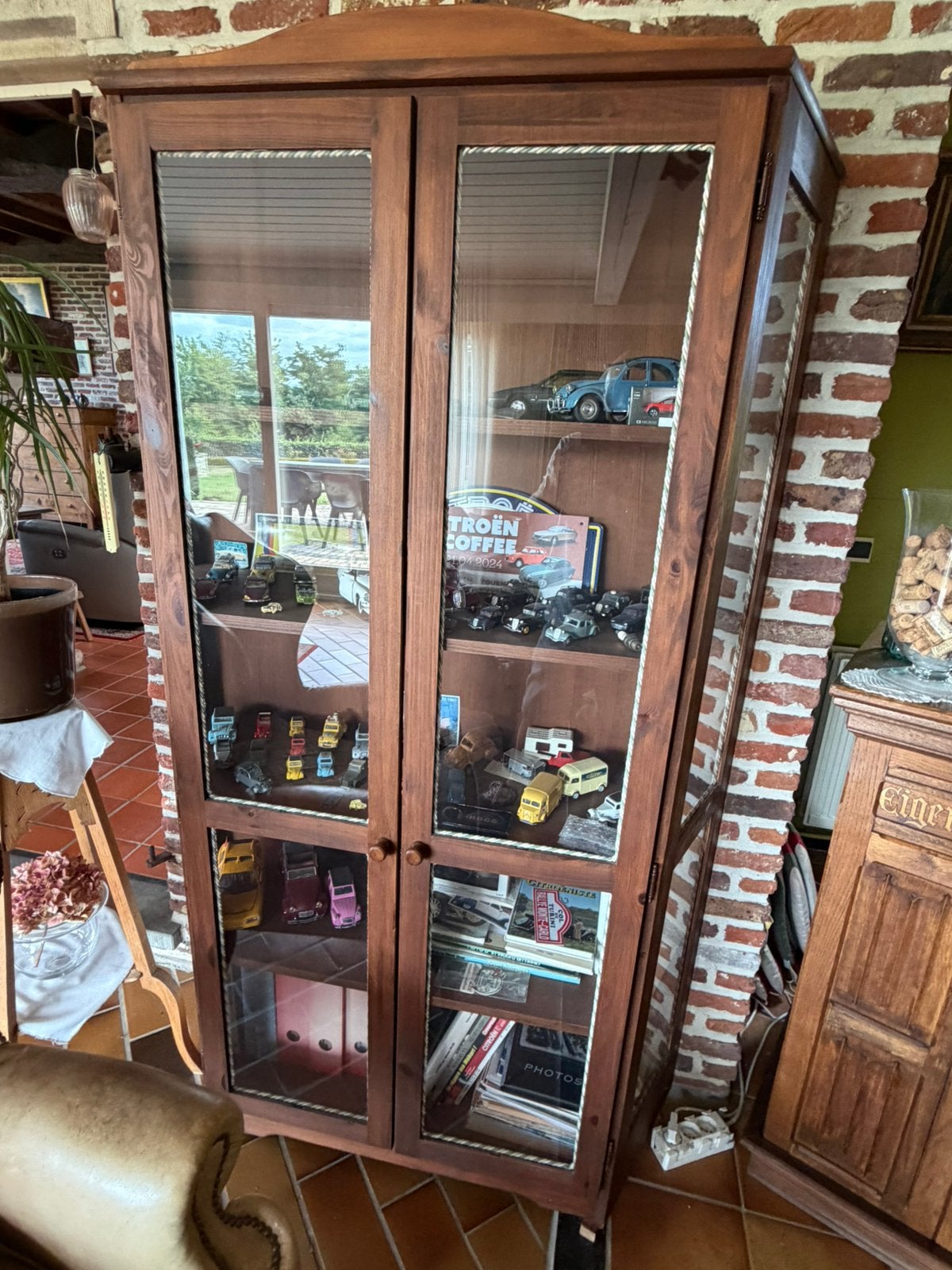Kast met verzameling Citroen miniatuur auto’s, Ophalen