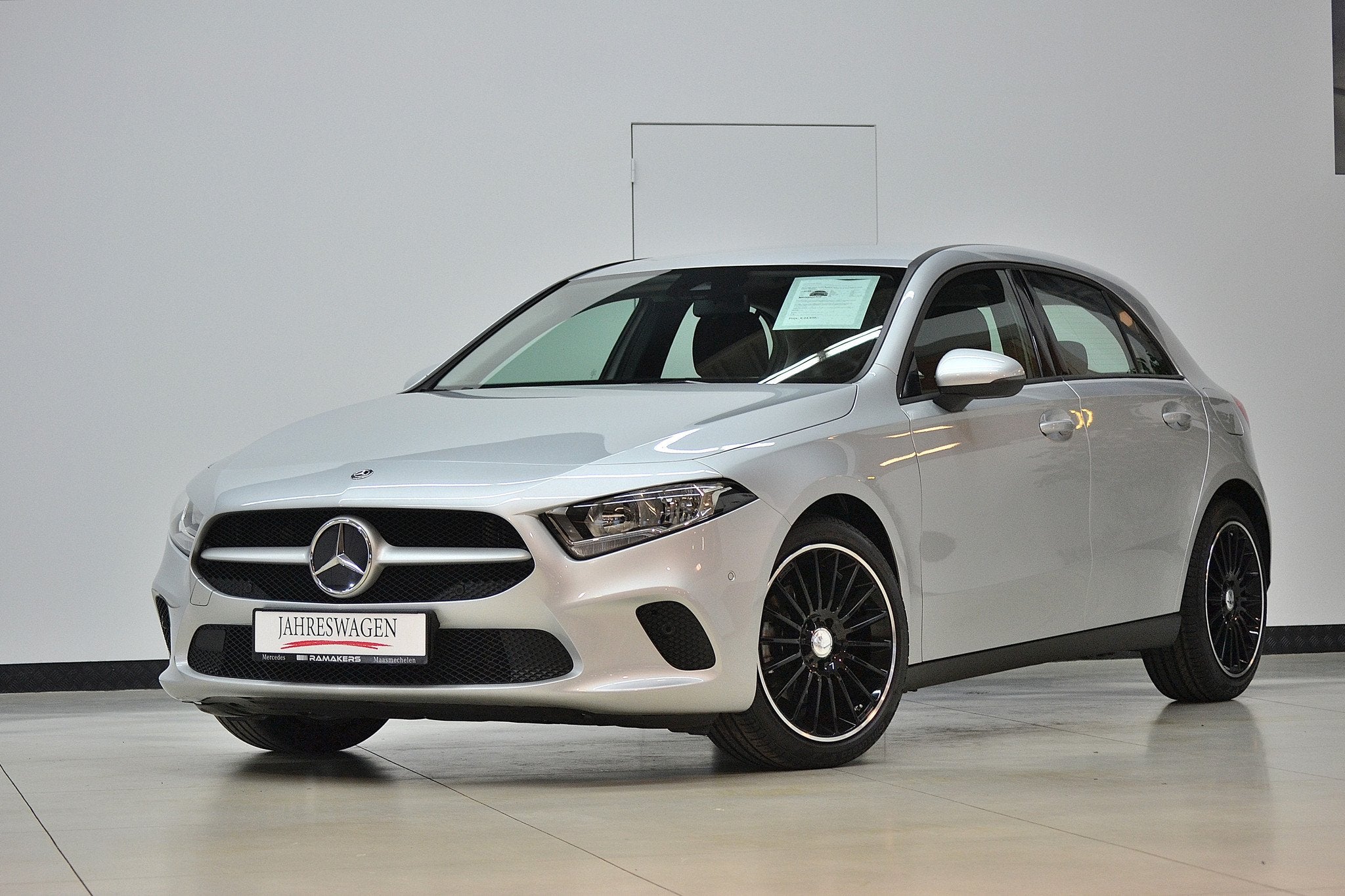 Mercedes-Benz A-Klasse 200 Benzine | Sport-look MBUX Navi La, Autos, Achat, Euro 6, Entreprise, Noir