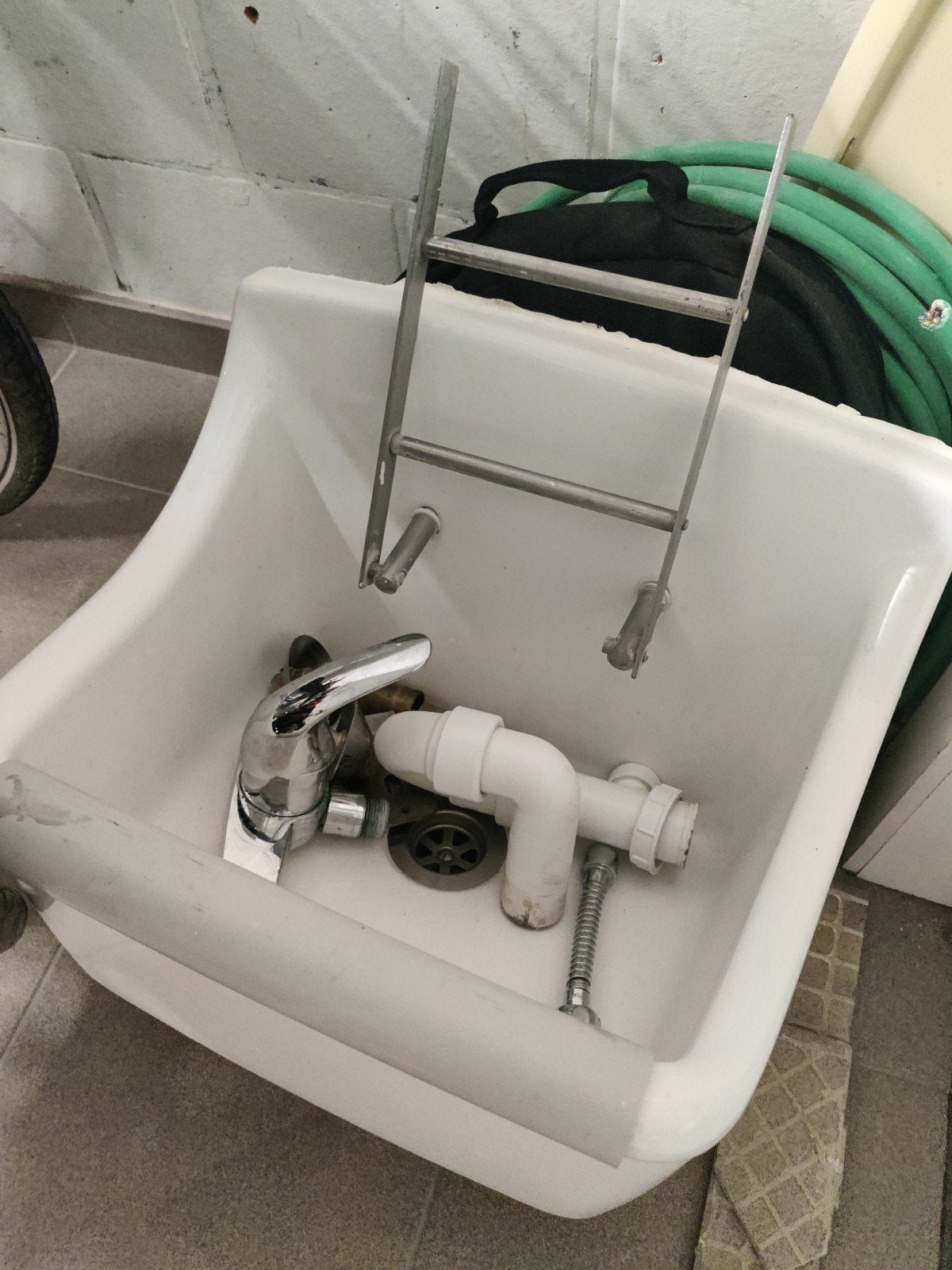 Évier avec robinet et drain, Enlèvement, Robinet