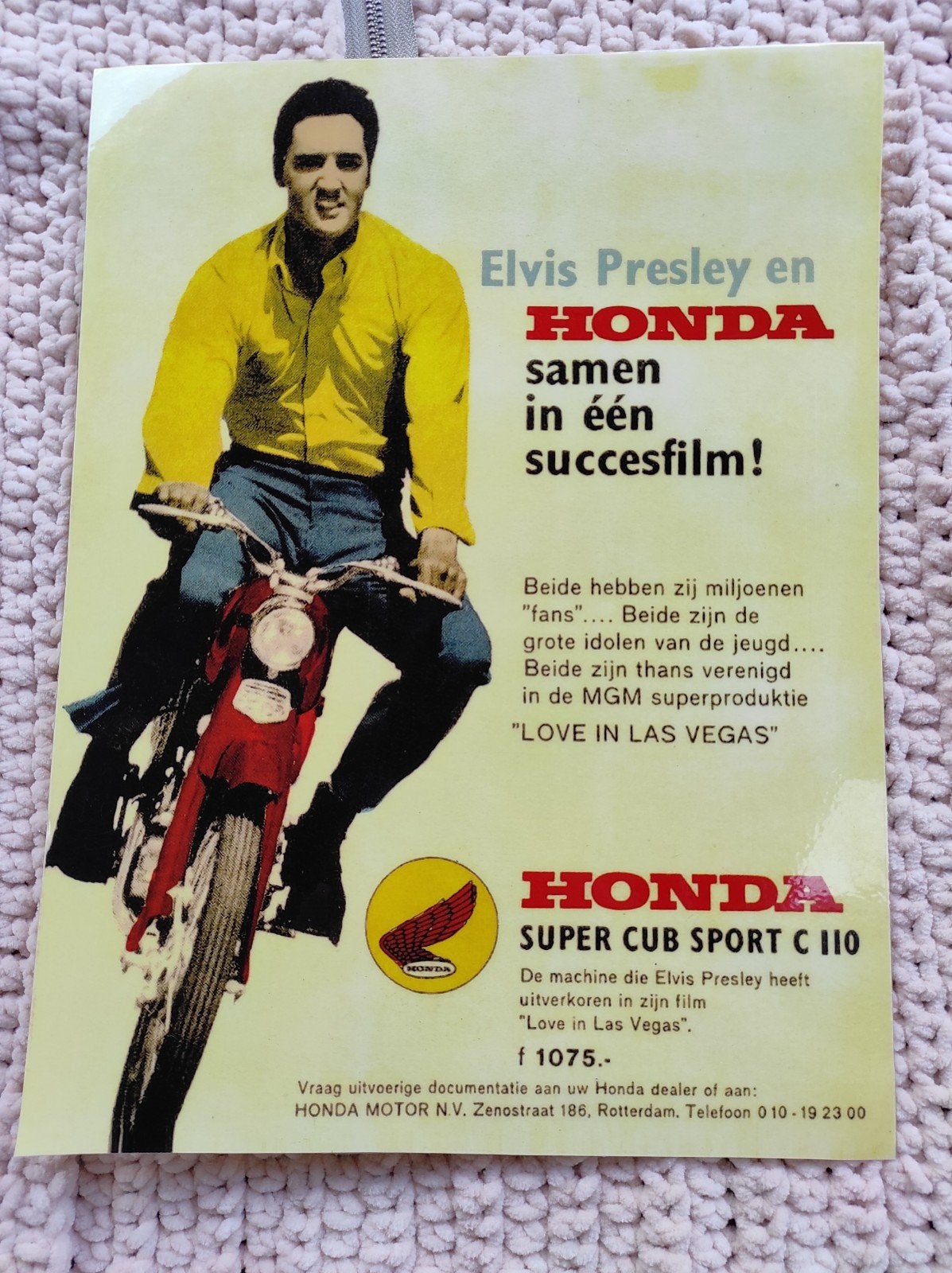 poster 30x38 cm Elvis Presley op een Honda brommer, Verzamelen, Posters, Ophalen of Verzenden, Zo goed als nieuw, A1 t/m A3, Reclame