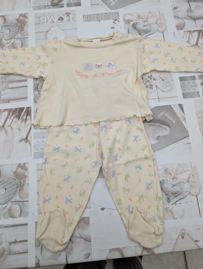 Magnifique pyjama deux pièces pour bébés de 6 mois, Enfants & Bébés, Vêtements de bébé | Taille 68, C&A, Enlèvement ou Envoi, Comme neuf