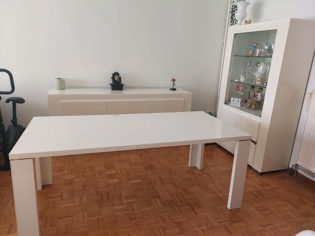 Wit gelakte tafel van 180 cm