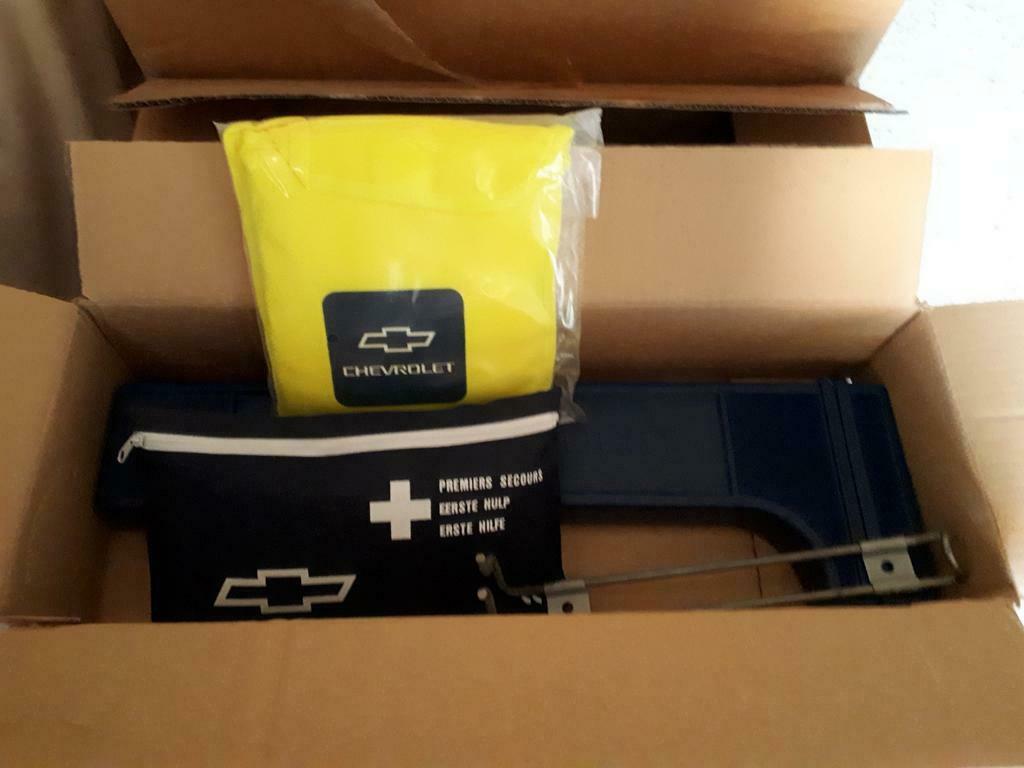 Vijftiental kits met gevarendriehoek, fluo hesje, verbandbox, Enlèvement ou Envoi