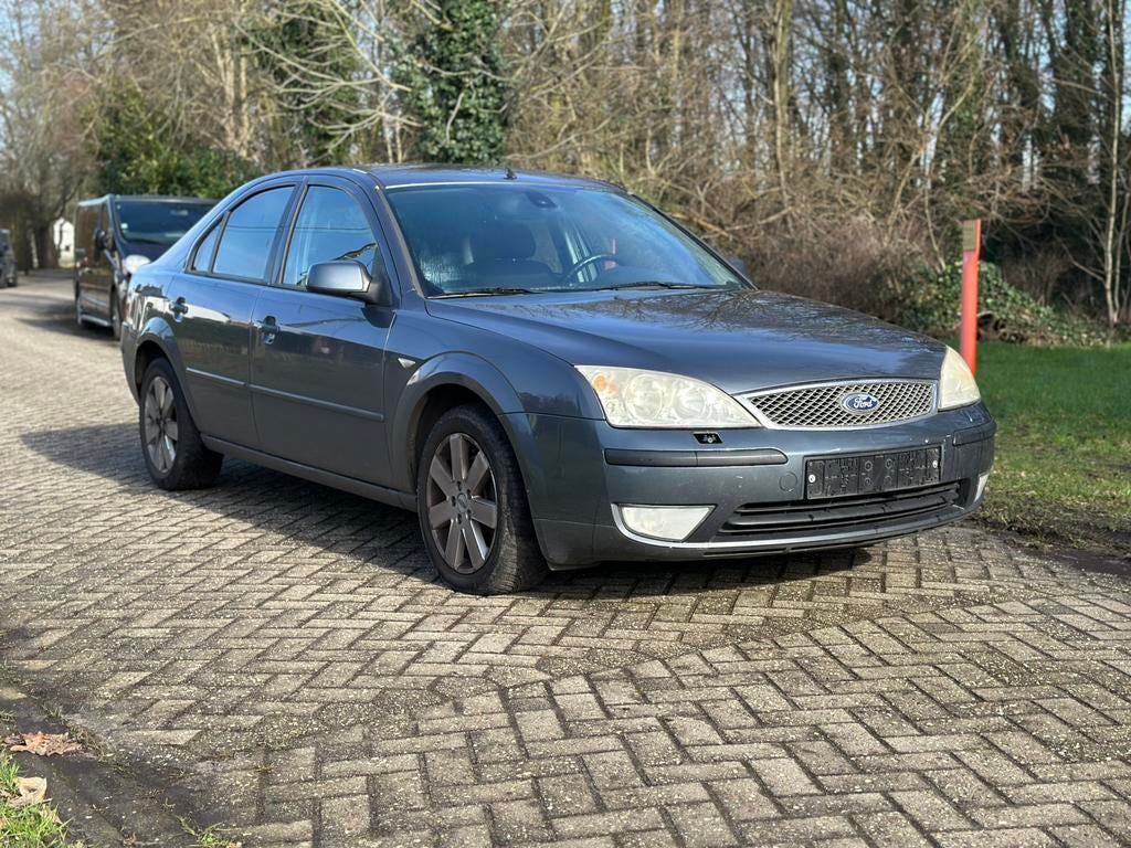 Ford Mondeo 1.8 Benzine 2004 Navigatie 900€, Auto's, Stof, Zwart, Bedrijf, 5 deurs