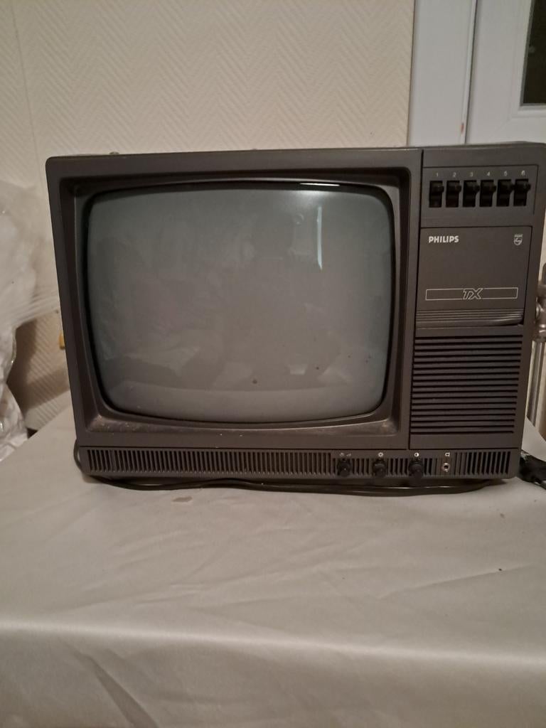 Petit televiseur vintage annee 75....80 de marque philips, Enlèvement