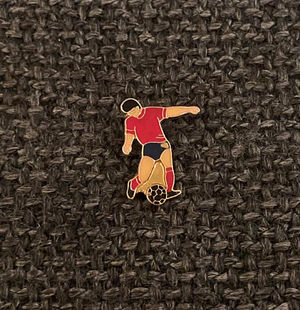 PIN - VOETBAL - LE FOOT - FOOTBALL, Envoi, Utilisé, Sport, Insigne ou Pin's