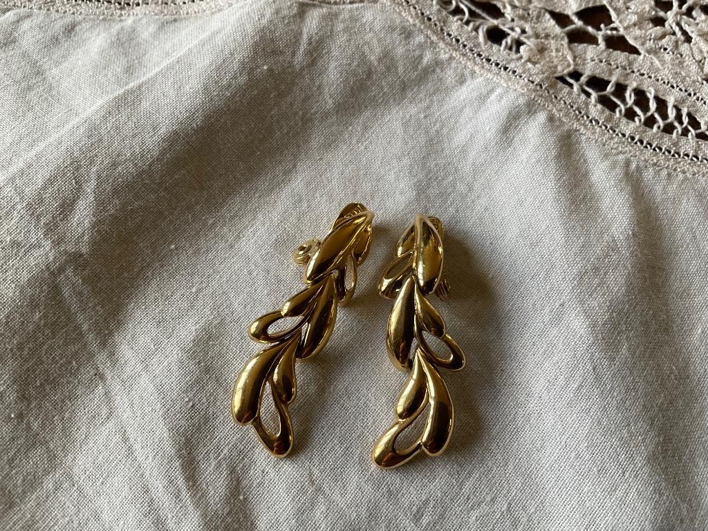 MONET Vintage jaren 1980 oorbellen Retro, Handtassen en Accessoires, Ophalen of Verzenden, Gebruikt, Goud, Goud