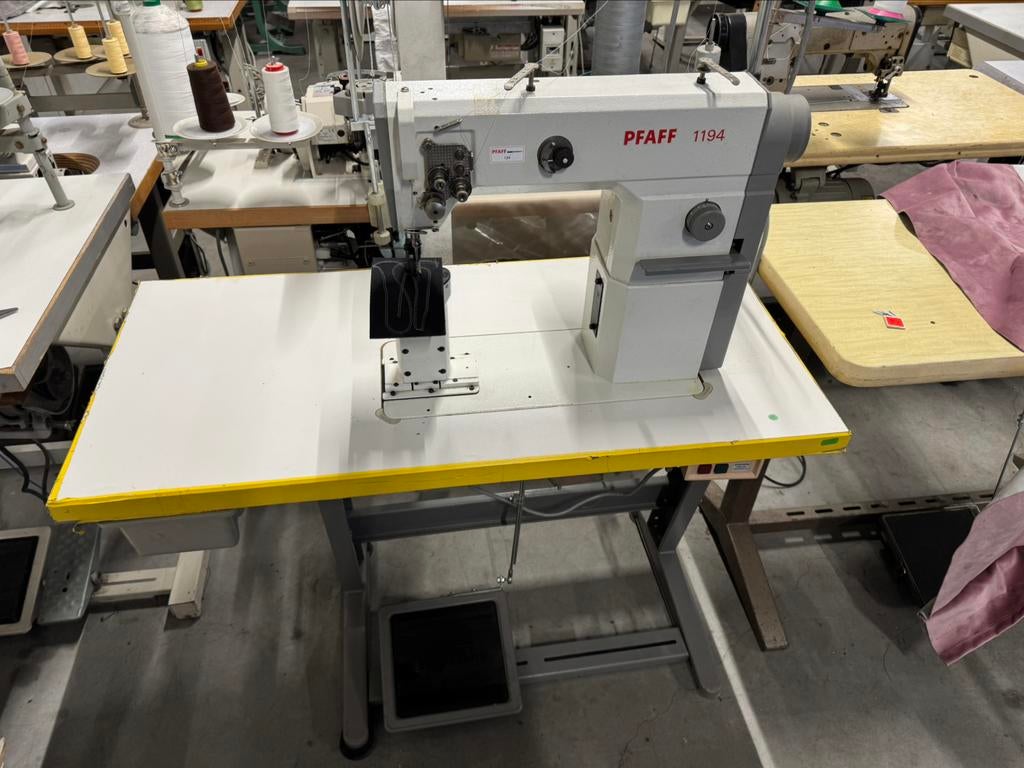 Industriele naaimachine pfaff 1194 dubbel naald rolvoet, Hobby en Vrije tijd, Naaimachines en Toebehoren, Gebruikt, Naaimachine