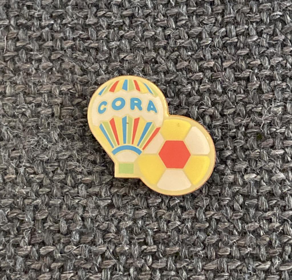 PIN - CORA - LUCHTBALLON - VOETBAL, Verzenden, Gebruikt, Overige onderwerpen, Speldje of Pin