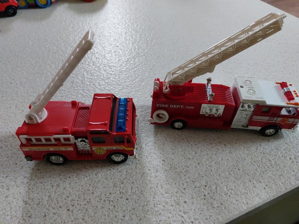 2 camions de pompiers (la plus grosse alarme) 20€, Enfants & Bébés, Jouets | Véhicules en jouets, Enlèvement