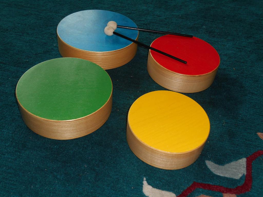 set van 4 gekleurde houten toms + 2 drumstokken, Ophalen, Gebruikt, Overige typen