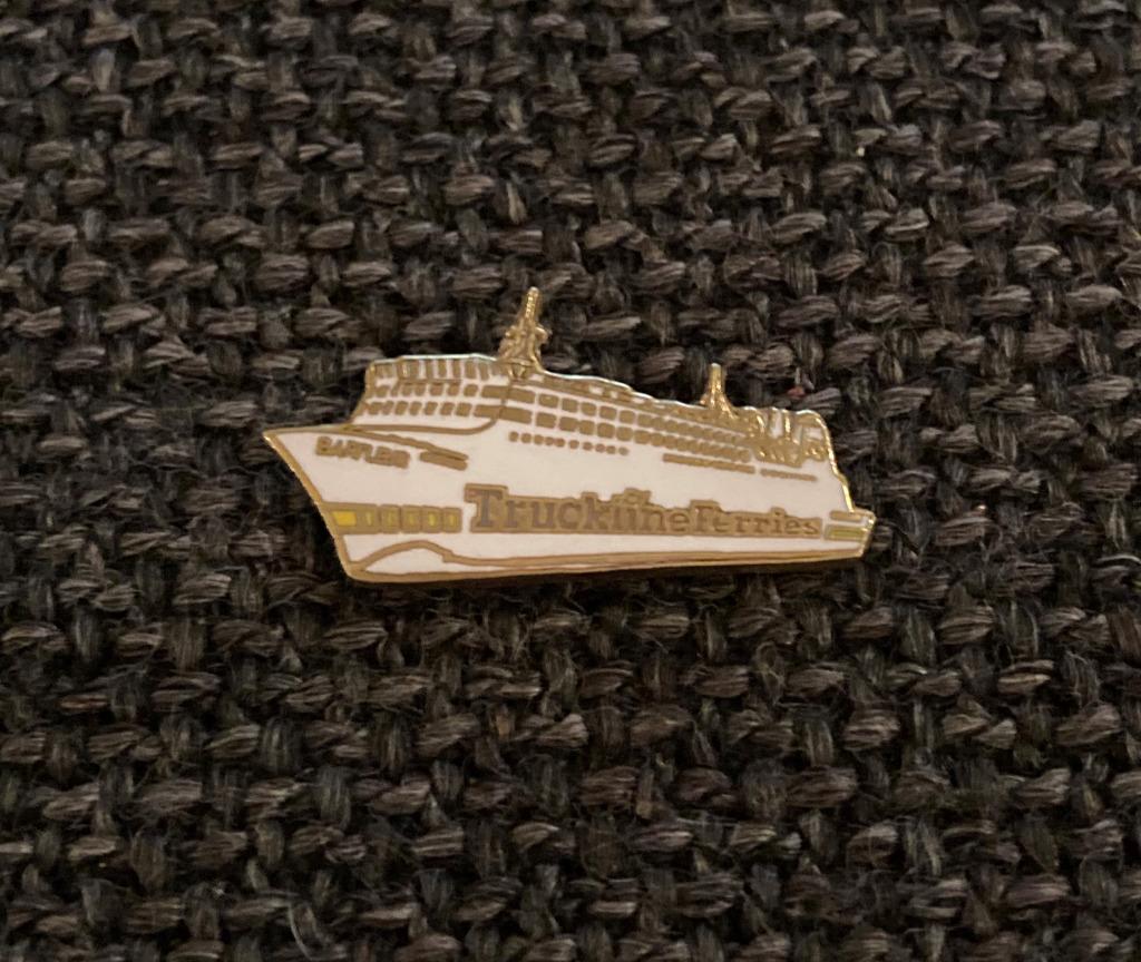 PIN - TRUCKLINE FERRIES - BOOT - SCHIP - BATEAU - SHIP, Verzenden, Gebruikt, Transport, Speldje of Pin