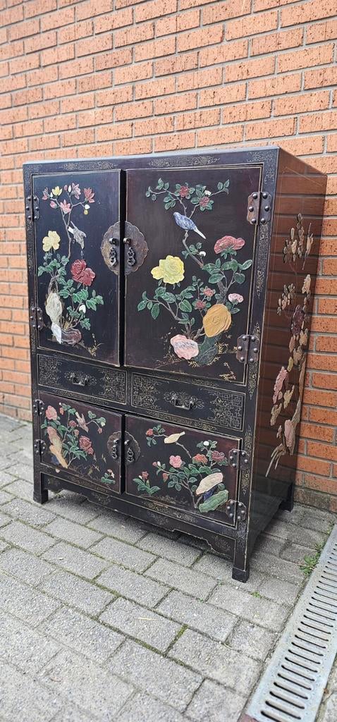 Cabinet chinois ancien en laque avec incrustations en pierre