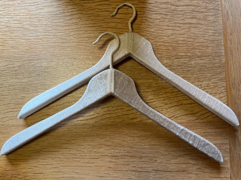 2 fluwelen kleerhangers - vintage, Verzenden