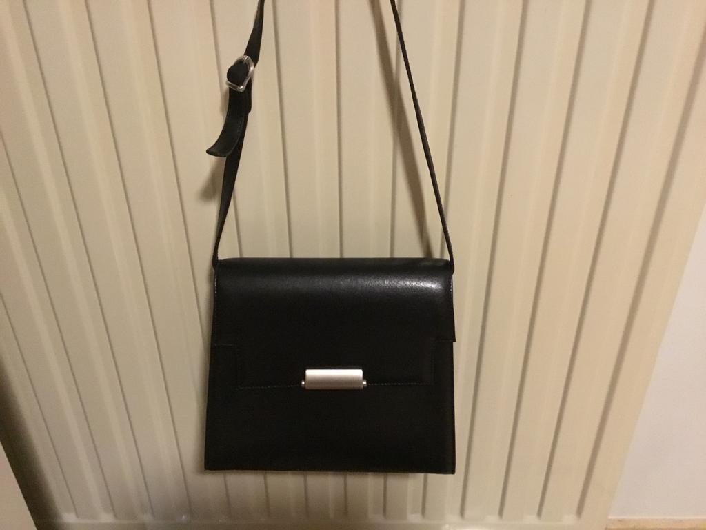 Zwarte lederen tas (vintage), Handtassen en Accessoires, Tassen | Schoudertassen, Ophalen, Zo goed als nieuw