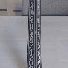 Gegraveerde obelisk in zwarte steen, Ophalen