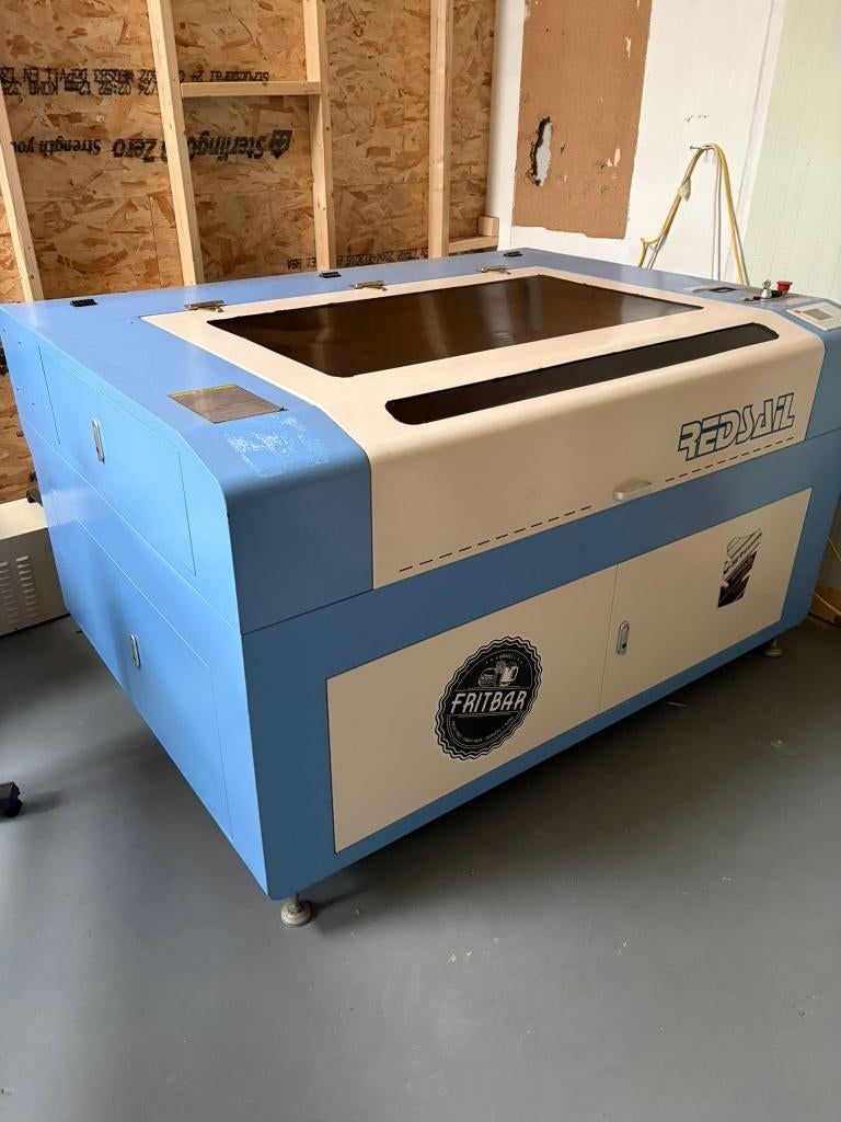 Découpeuse laser CO2, Enlèvement, Comme neuf, Moins de 150 ampères, CO2