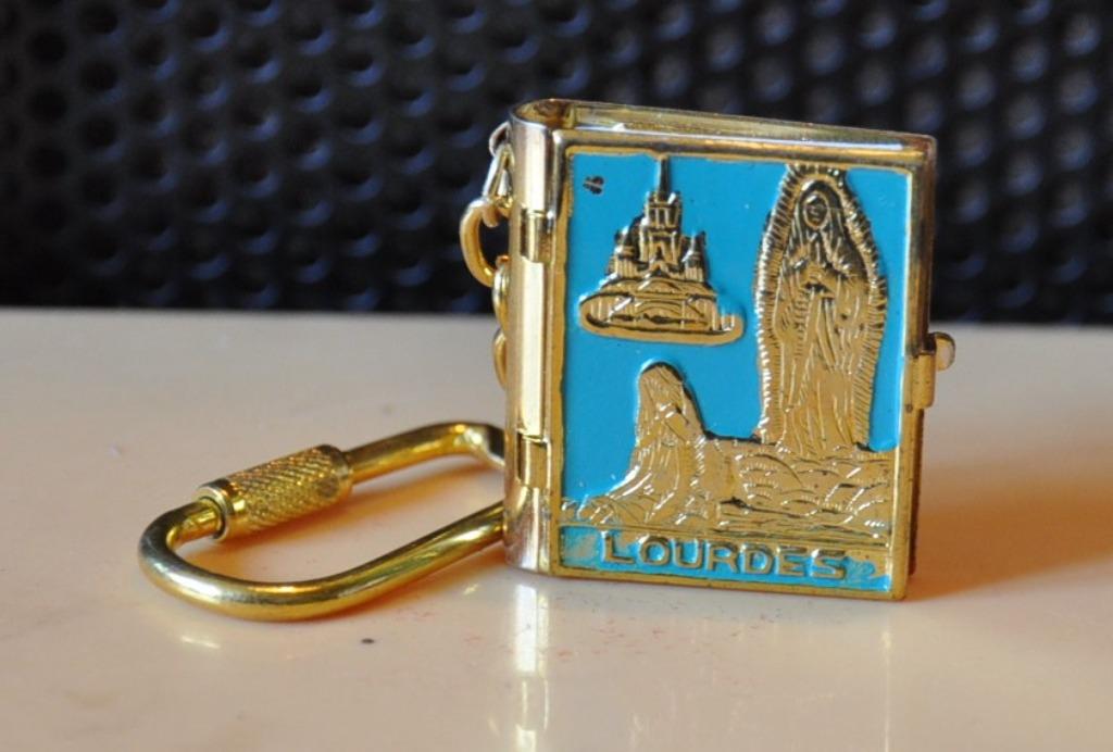 porte clé livre photo vierge de lourde (1), Collections, Enlèvement ou Envoi, Comme neuf, Autres types, Christianisme | Catholique