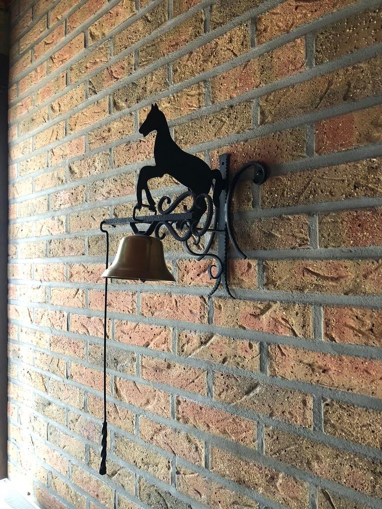 Metalen bel houder met paard, Tuin en Terras, Ophalen, Zo goed als nieuw