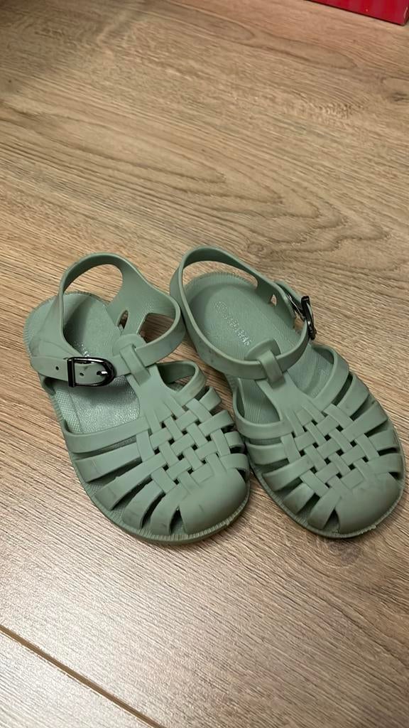 Groene watersandaaltjes mt25, Enfants & Bébés, Vêtements de bébé | Maillots de bain pour bébés, Enlèvement ou Envoi, Garçon ou Fille