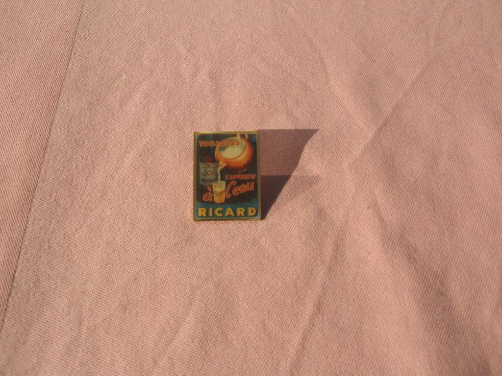 Broche Ricard rectangulaire "toujours l'apéritif à l'eau", Enlèvement ou Envoi, Comme neuf, Ustensile