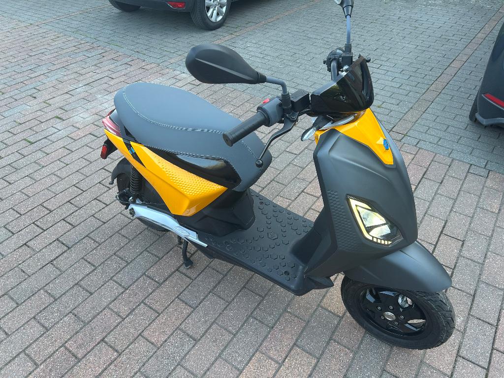 Piaggio one classe A 25km/h, Fietsen en Brommers, Scooters | Piaggio, Ophalen, Elektrisch, Klasse A (25 km/u), Zo goed als nieuw