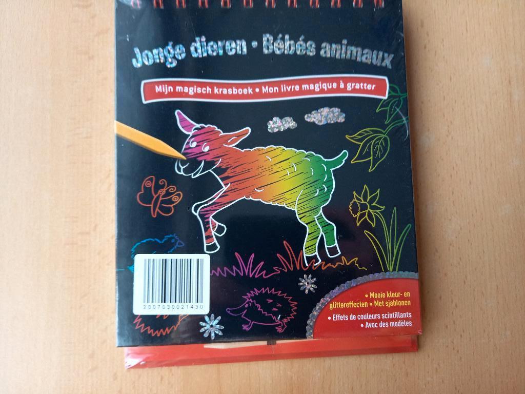 NOUVEAU livre à gratter magique, Enlèvement ou Envoi, Neuf, Bricolage