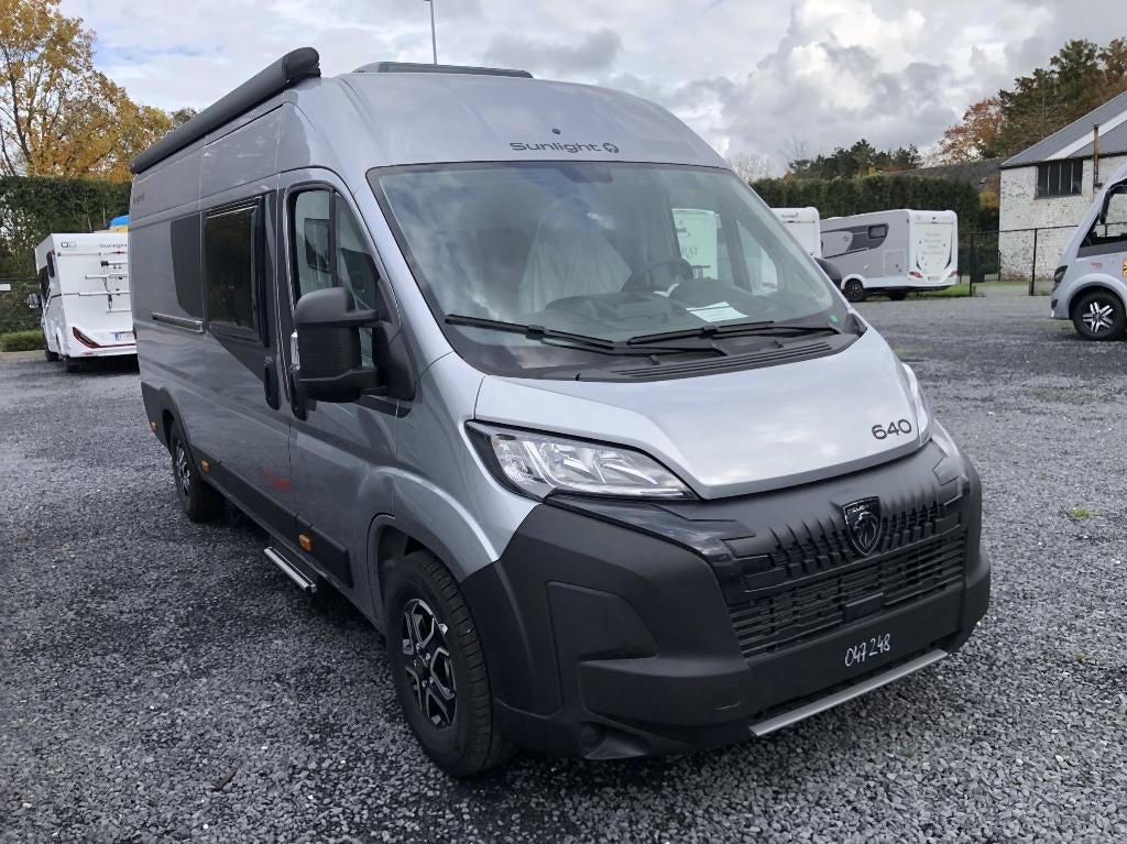 🚐✨ SUNLIGHT 640 DD Editie–Automaat-Lengtebedden - Nieuw🔥, Caravanes & Camping, Camping-cars, Entreprise, jusqu'à 3, Modèle Bus ou Fourgon aménagé