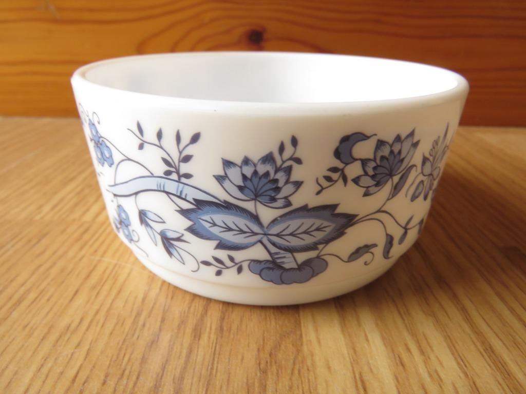 vintage arcopal bol motifs fleurs bleues aster, Ophalen of Verzenden, Zo goed als nieuw, Kom(men)
