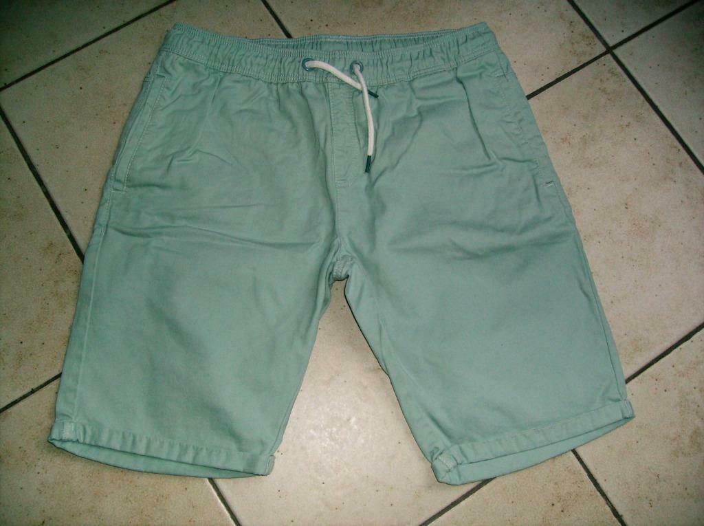 licht groene korte broek mt 164, Pantalon, Garçon, Enlèvement ou Envoi, Besties