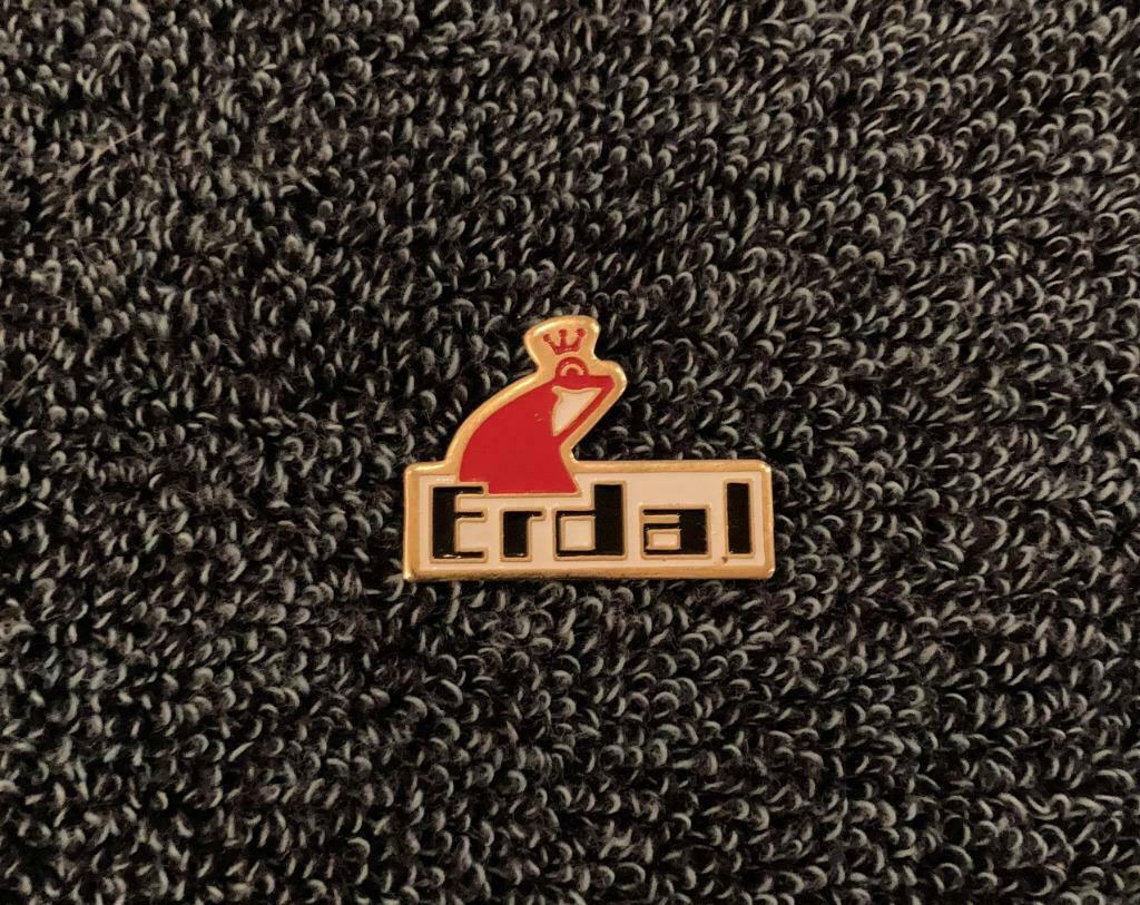 PIN - ERDAL - FROG - KIKKER - GRENOUILLE, Envoi, Comme neuf, Marque, Insigne ou Pin's